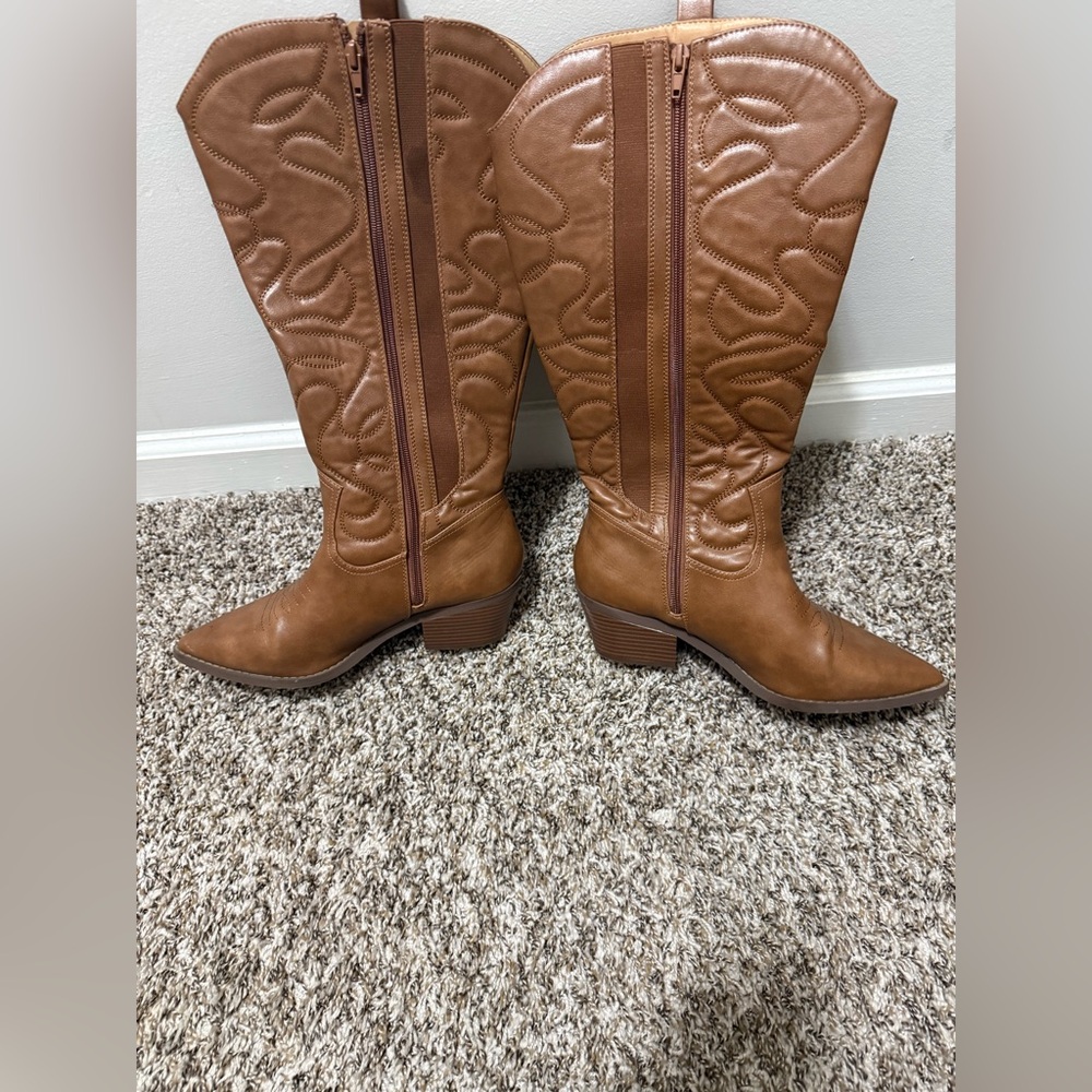 Brown Western-Style Women's Boots - Picture 2 of 4